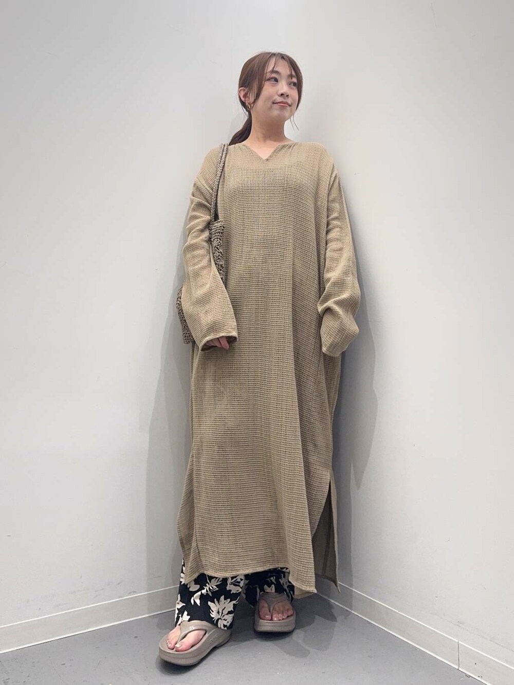 ベージュ系のサンダル、ブラック系のその他パンツ、グレー系のトートバッグを着用したレディースの春コーディネートの5枚目の写真