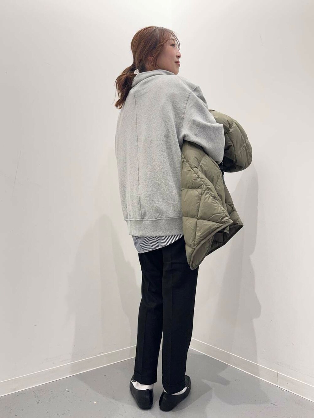 ブラック系のローファー、グリーン系のダウンジャケット/コート、ブルー系のシャツ/ブラウスを着用したレディースの冬コーディネートの8枚目の写真