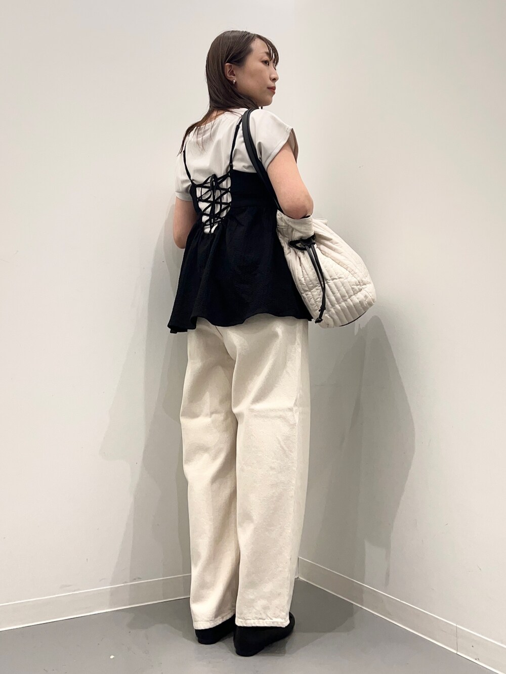 ブラック系のその他トップス、ホワイト系のデニムパンツ、グレー系のTシャツ/カットソーを着用したレディースの夏コーディネートの4枚目の写真