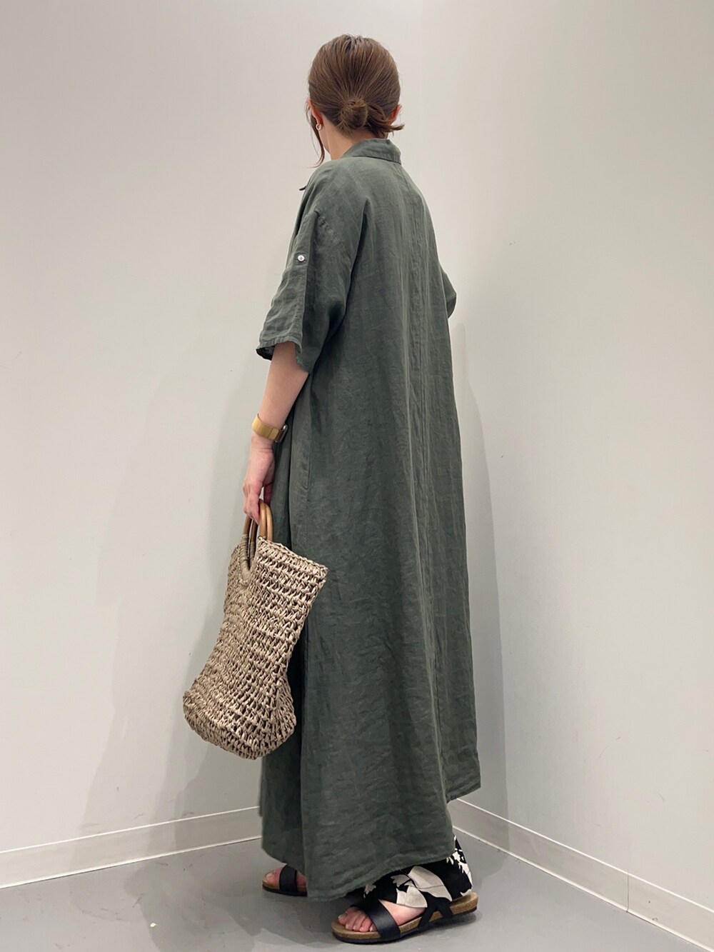 ホワイト系のTシャツ/カットソー、グリーン系のワンピース、ブラック系のその他パンツを着用したレディースの春コーディネートの4枚目の写真