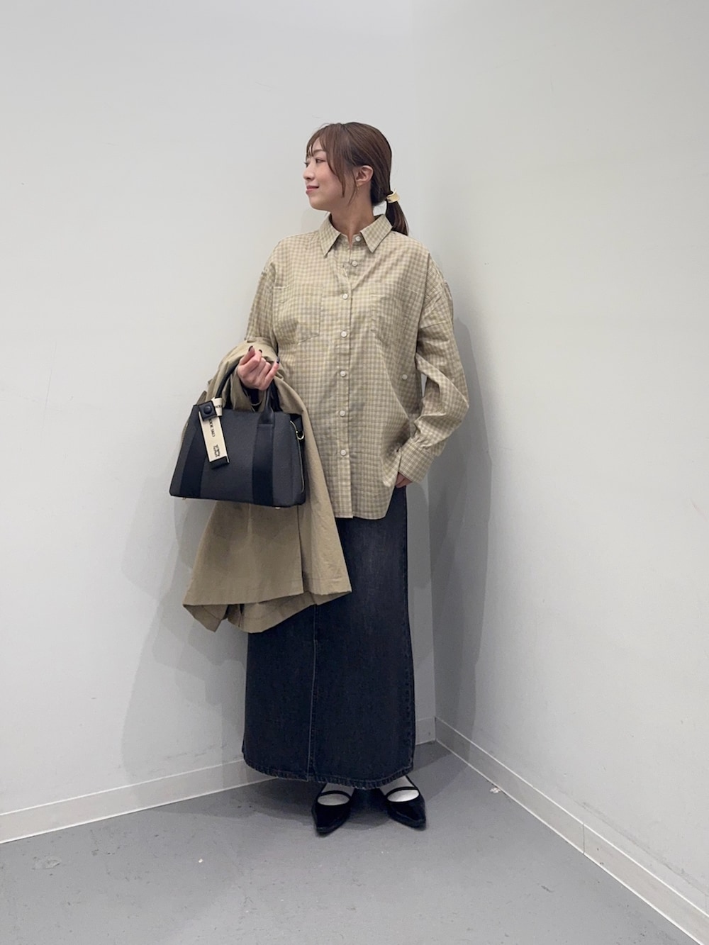 ベージュ系のその他アウター、ベージュ系のシャツ/ブラウス、ブラック系のスカートを着用したレディースの春コーディネートの5枚目の写真