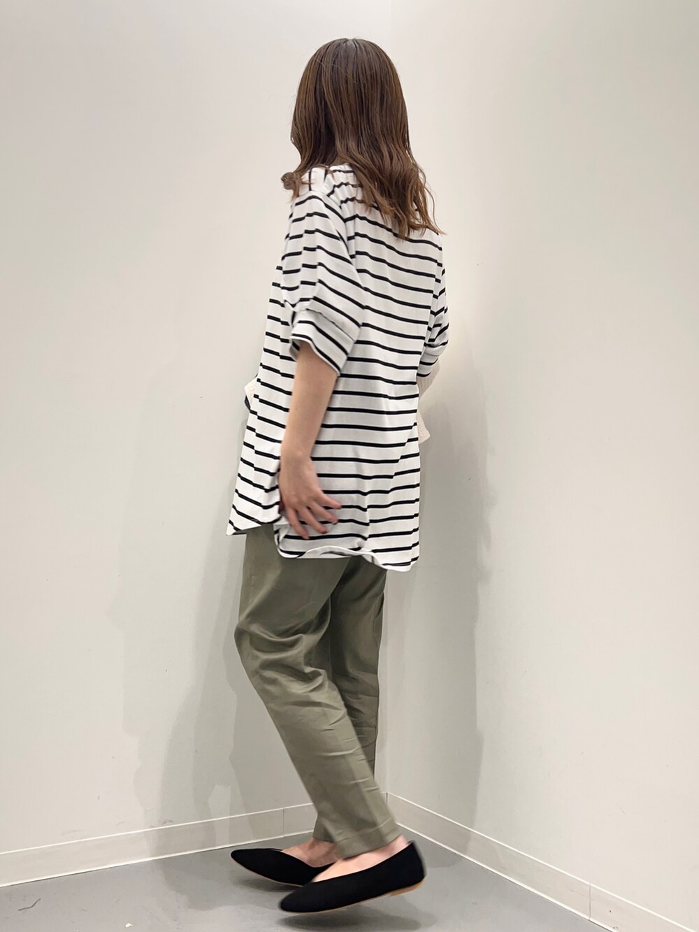 ホワイト系のノーカラージャケット、ブラック系のTシャツ/カットソー、グリーン系のその他パンツを着用したレディースの夏コーディネートの7枚目の写真