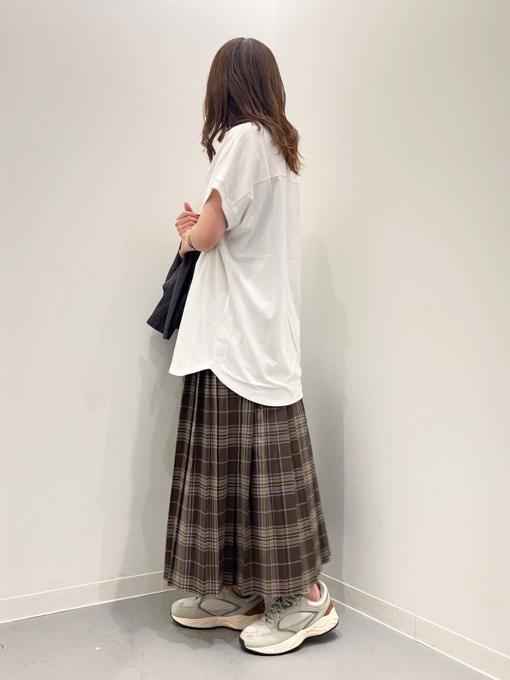 ホワイト系のトップス、グレー系のその他アウター、ブラウン系のスカートを着用したレディースの夏コーディネートの6枚目の写真