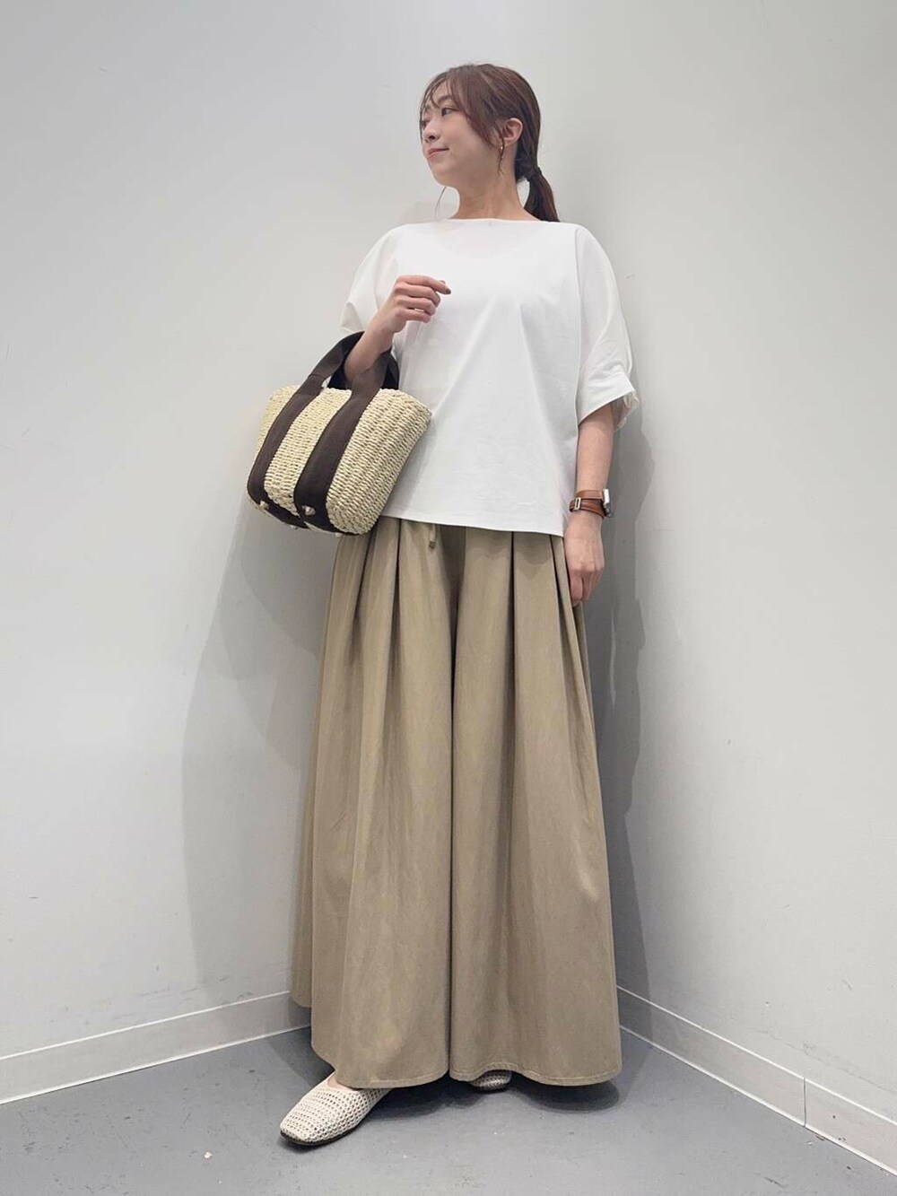 ホワイト系のハンドバッグ、ホワイト系のバレエシューズ、ベージュ系のその他パンツを着用したレディースの春コーディネートの4枚目の写真