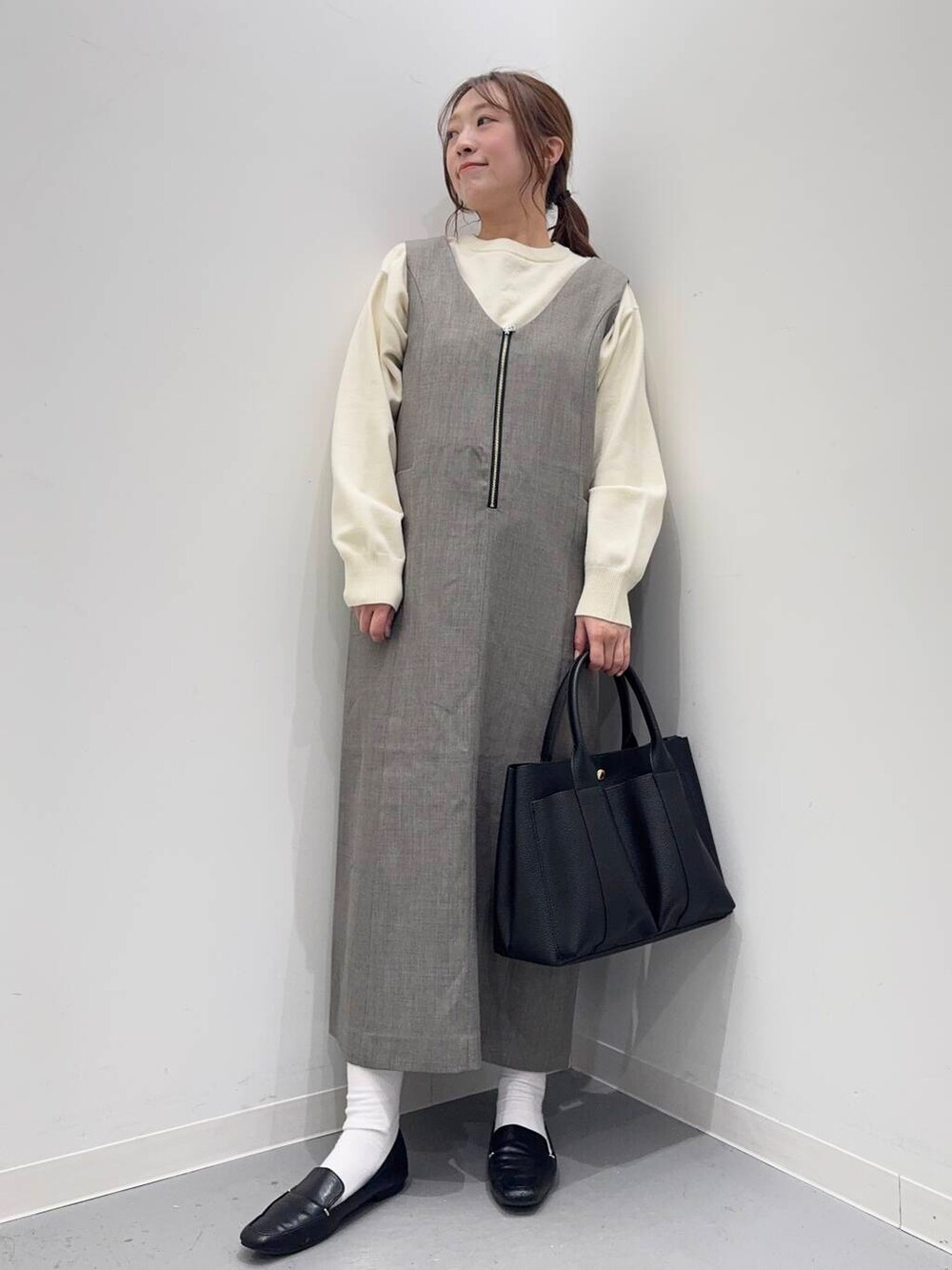 ブラック系のローファー、グレー系のワンピース、ブラック系のトートバッグを着用したレディースの冬コーディネートの4枚目の写真