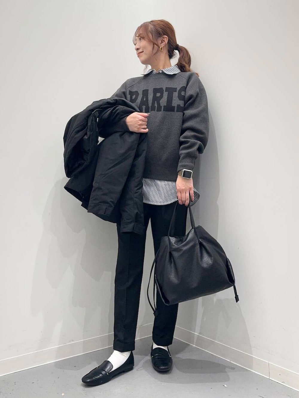 ブラック系のローファー、ブラック系のショルダーバッグ、ブルー系のシャツ/ブラウスを着用したレディースの冬コーディネートの9枚目の写真