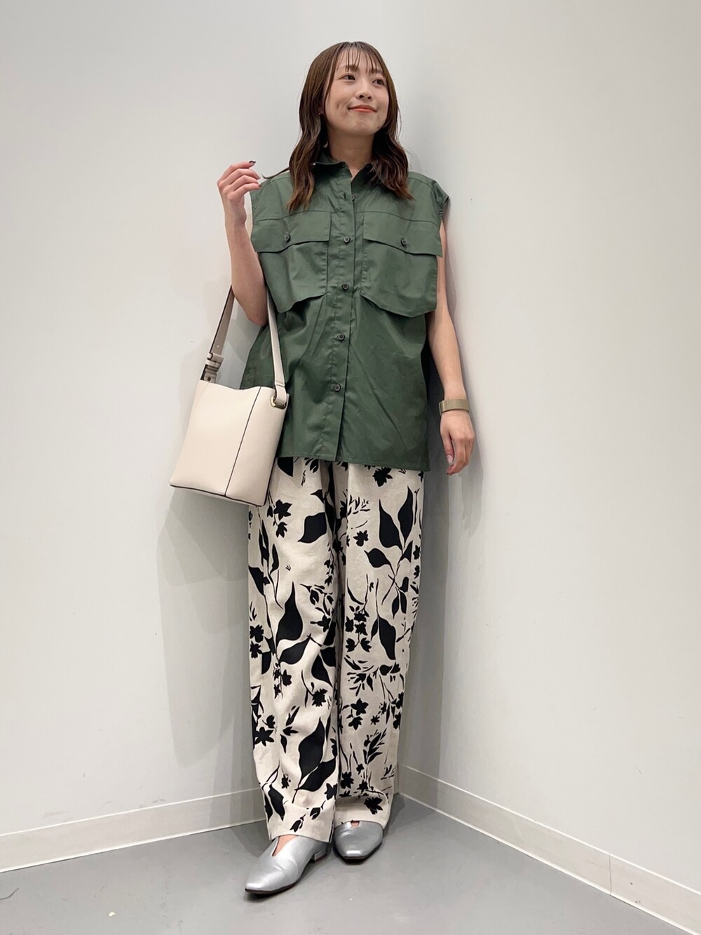 グリーン系のシャツ/ブラウス、ベージュ系のその他パンツ、ホワイト系のトートバッグを着用したレディースの夏コーディネートの2枚目の写真