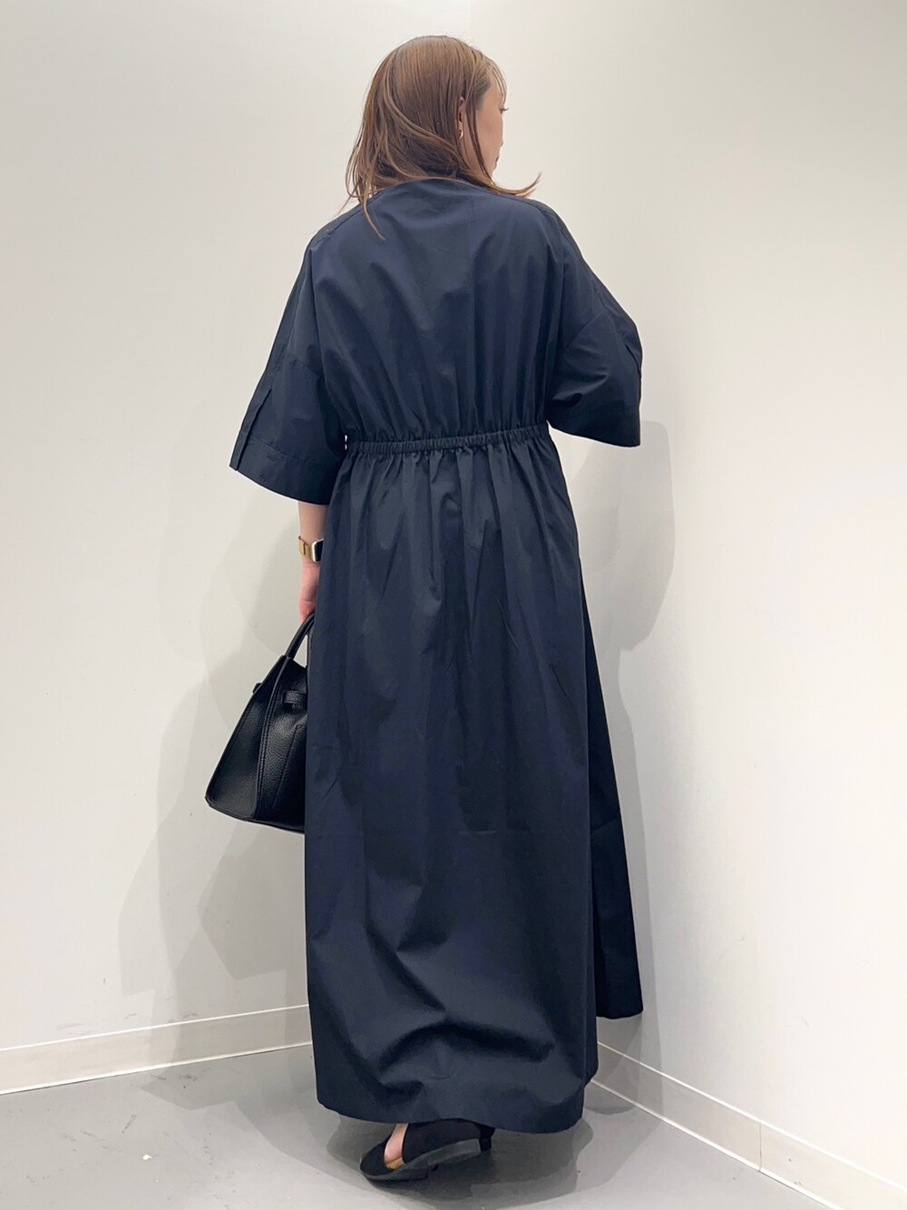 ブルー系のワンピース、ブラック系のトートバッグ、ブラック系のサンダルを着用したレディースの夏コーディネートの4枚目の写真