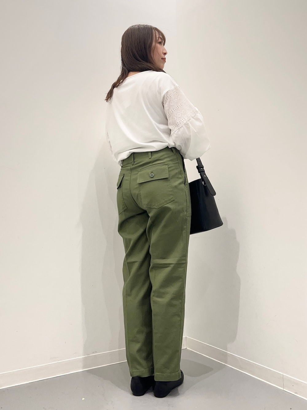 ホワイト系のTシャツ/カットソー、グリーン系のその他パンツを着用したレディースの秋コーディネートの2枚目の写真