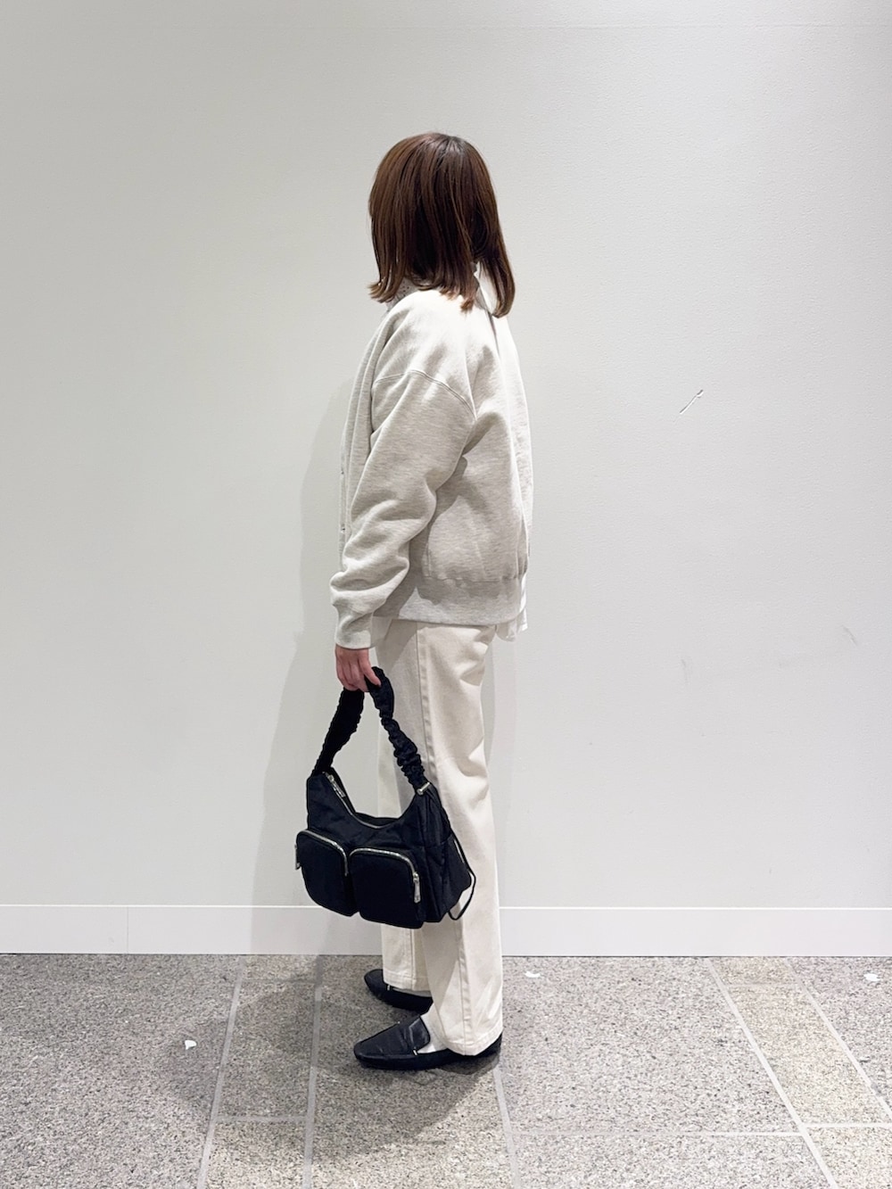 ホワイト系のシャツ/ブラウス、ベージュ系のカーディガン/ボレロ、ベージュ系のデニムパンツを着用したレディースの冬コーディネートの3枚目の写真