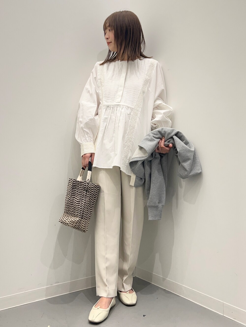 ホワイト系のその他パンツ、ホワイト系のシャツ/ブラウス、グレー系のカーディガン/ボレロを着用したレディースの春コーディネートの6枚目の写真