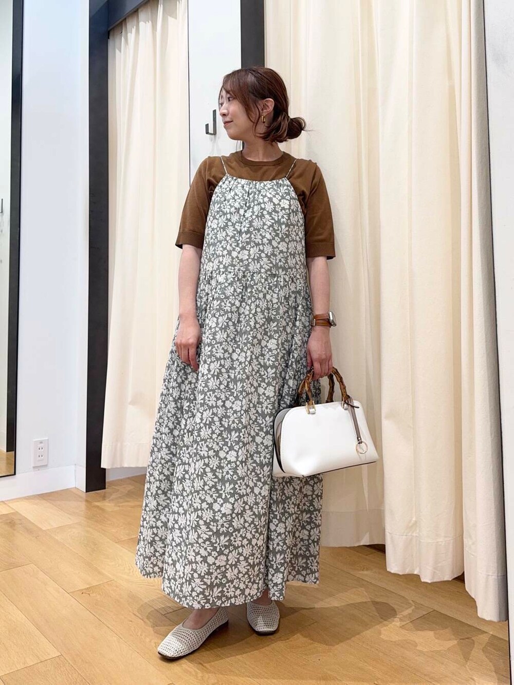 ホワイト系のバレエシューズ、ホワイト系のハンドバッグ、その他のニット/セーターを着用したレディースの春コーディネートの3枚目の写真