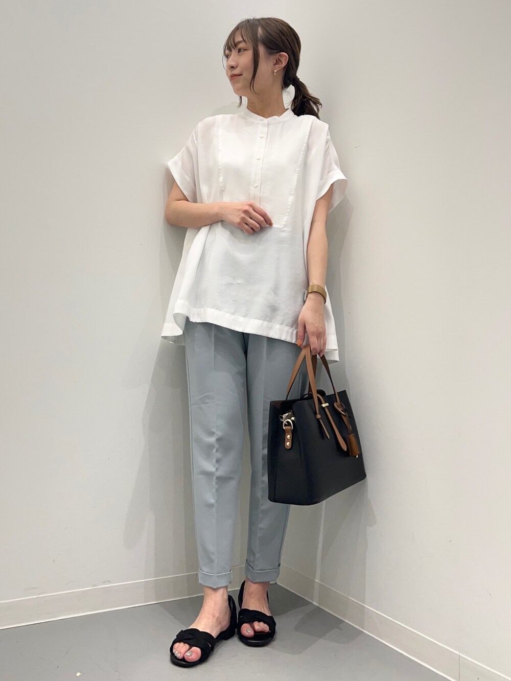 ホワイト系のシャツ/ブラウス、ブルー系のその他パンツ、ブラック系のサンダルを着用したレディースの夏コーディネートの2枚目の写真