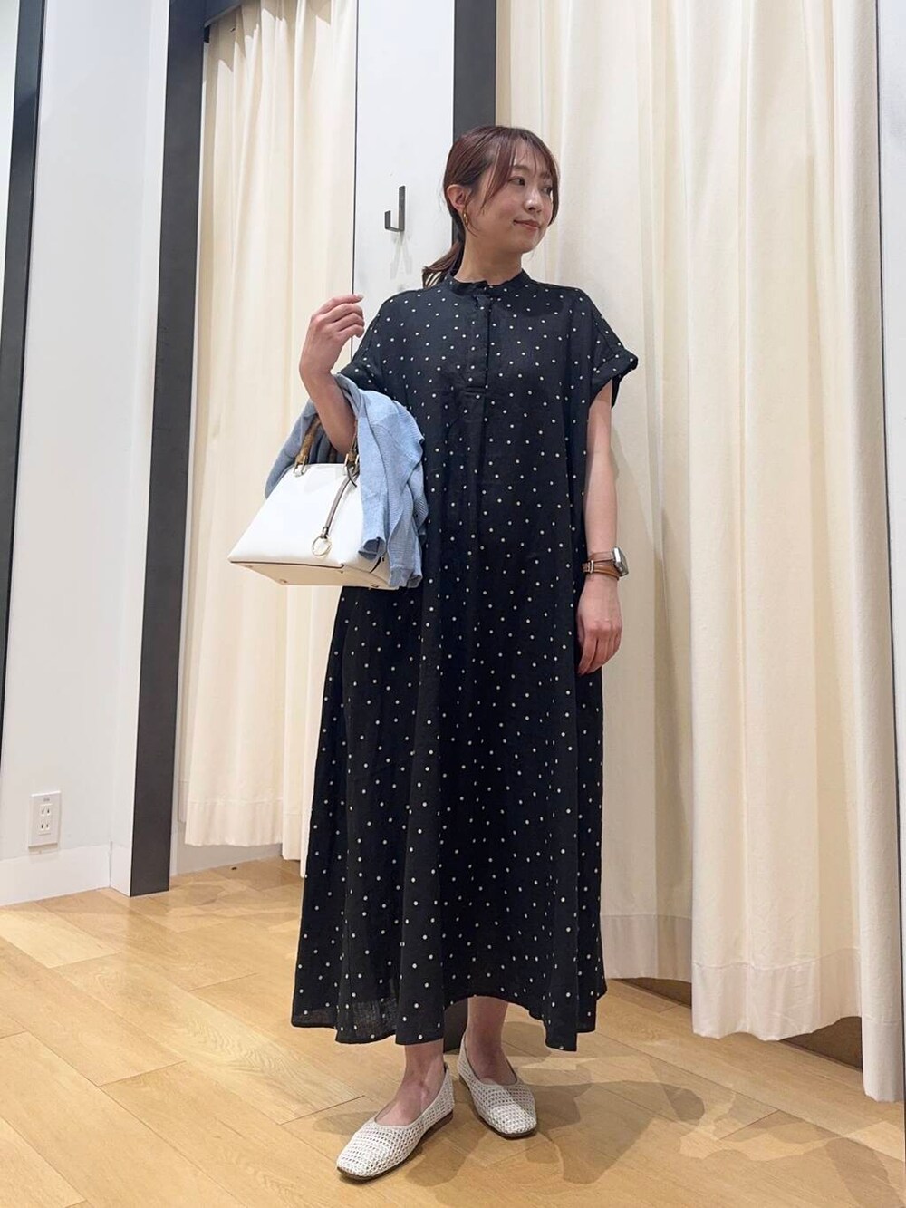 「シンプルコーデ、低身長、newarrival、休日スタイル、低身長コーデ、ワンピースコーデ、urstore、154cm、旅行コーデ、骨格ストレート、イエベ春、30代前半、ストレート×イエベ春、ワンピース✕低身長」｜「URBAN RESEARCH DOORSのリネンドットフレアワンピース（ワンピース、ブラック系）」を使った、maikoさん（レディース・154cm）の夏コーディネートの7枚目の写真