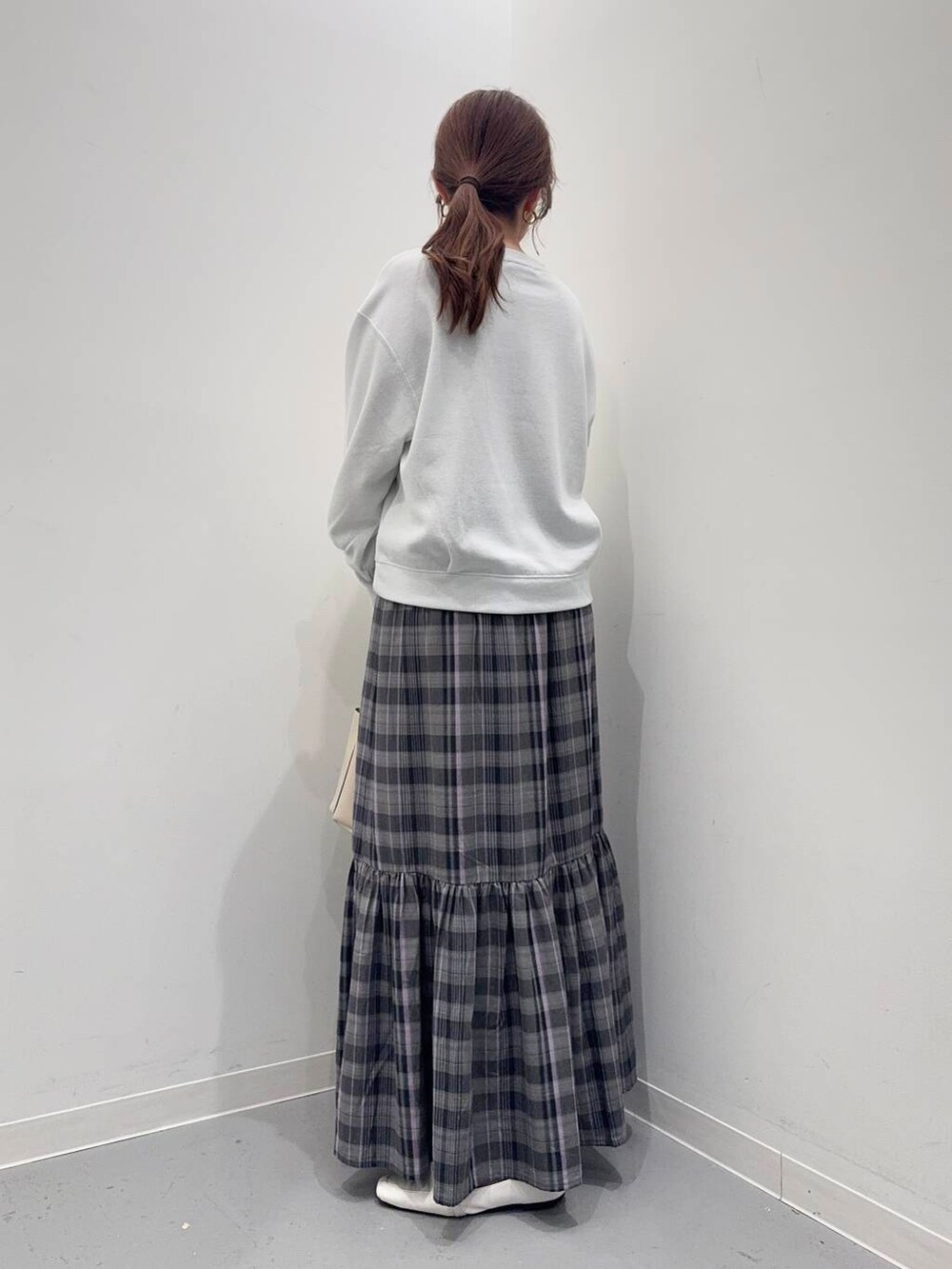 ホワイト系のトートバッグ、ホワイト系のローファー、ホワイト系のスウェットを着用したレディースの春コーディネートの2枚目の写真