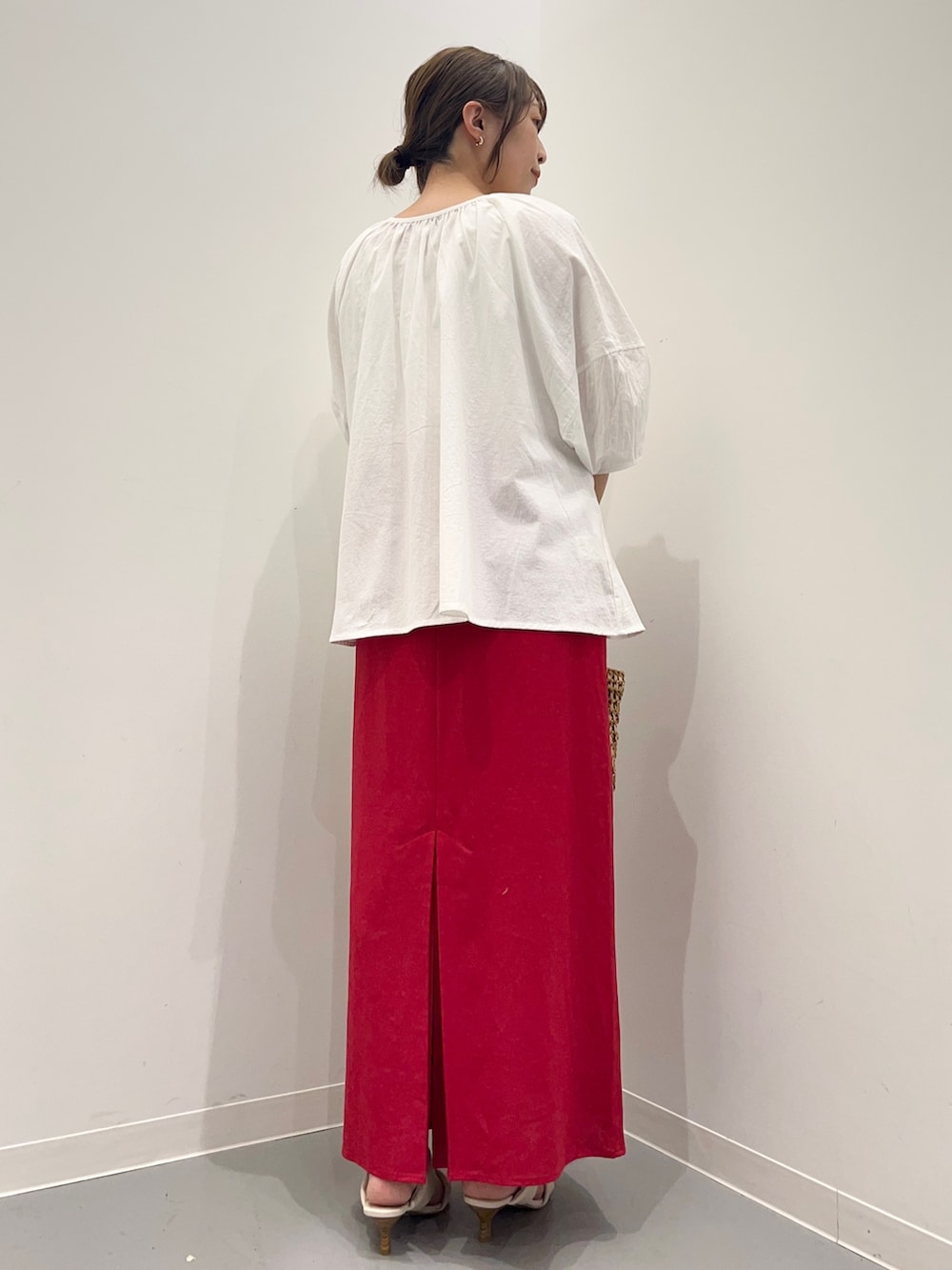 ホワイト系のシャツ/ブラウス、レッド系のスカート、ホワイト系のサンダルを着用したレディースの夏コーディネートの4枚目の写真