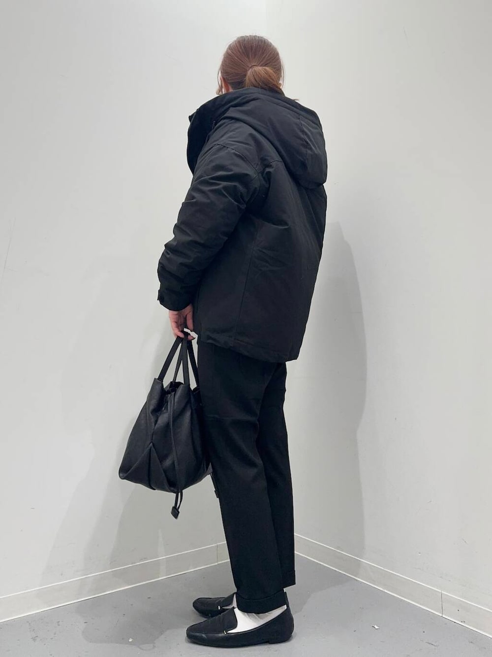 ブラック系のローファー、ブラック系のショルダーバッグ、ブルー系のシャツ/ブラウスを着用したレディースの冬コーディネートの3枚目の写真