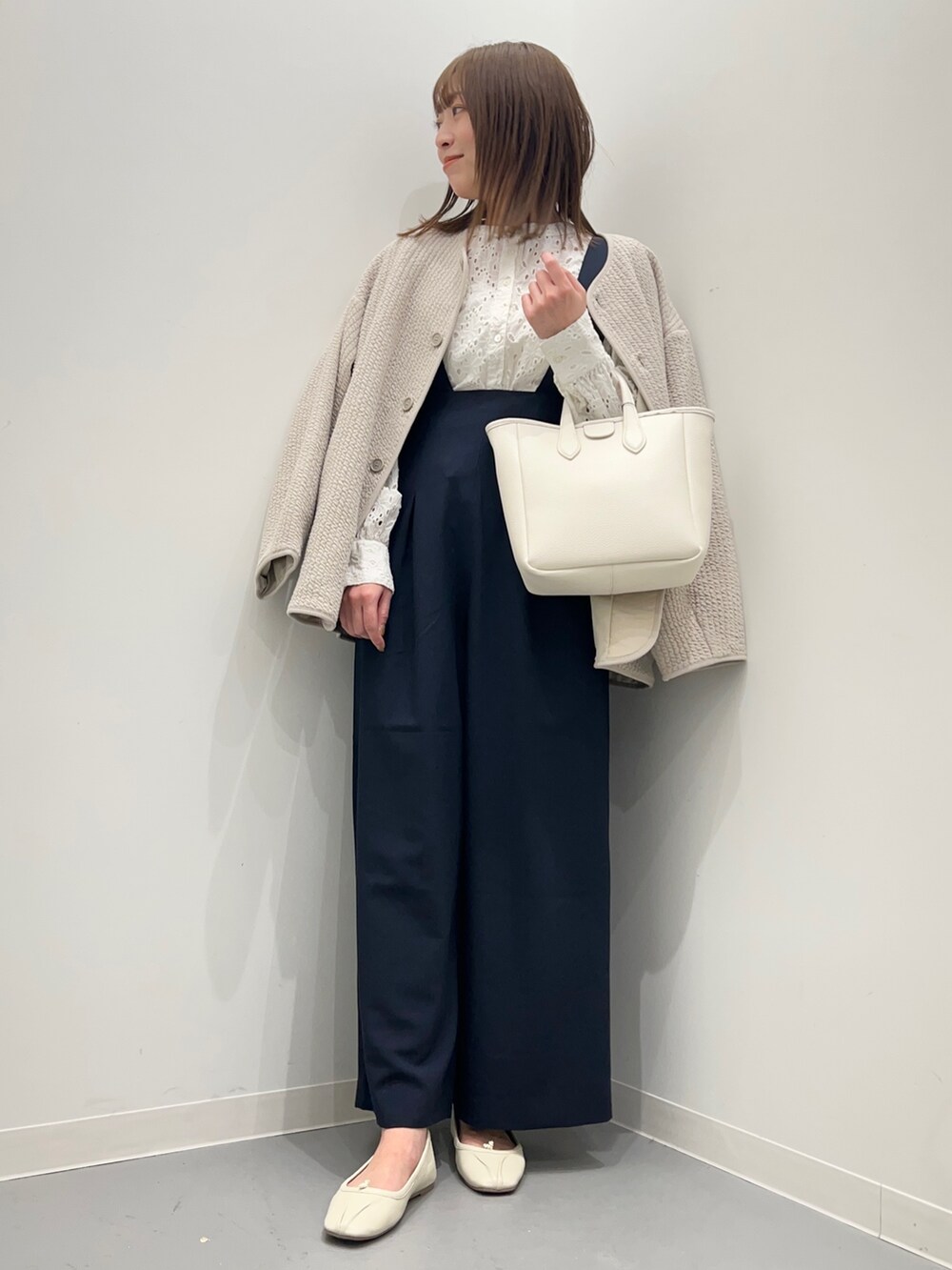 ホワイト系のシャツ/ブラウス、ブルー系のサロペット/オーバーオール、グレー系のノーカラージャケットを着用したレディースの春コーディネートの2枚目の写真