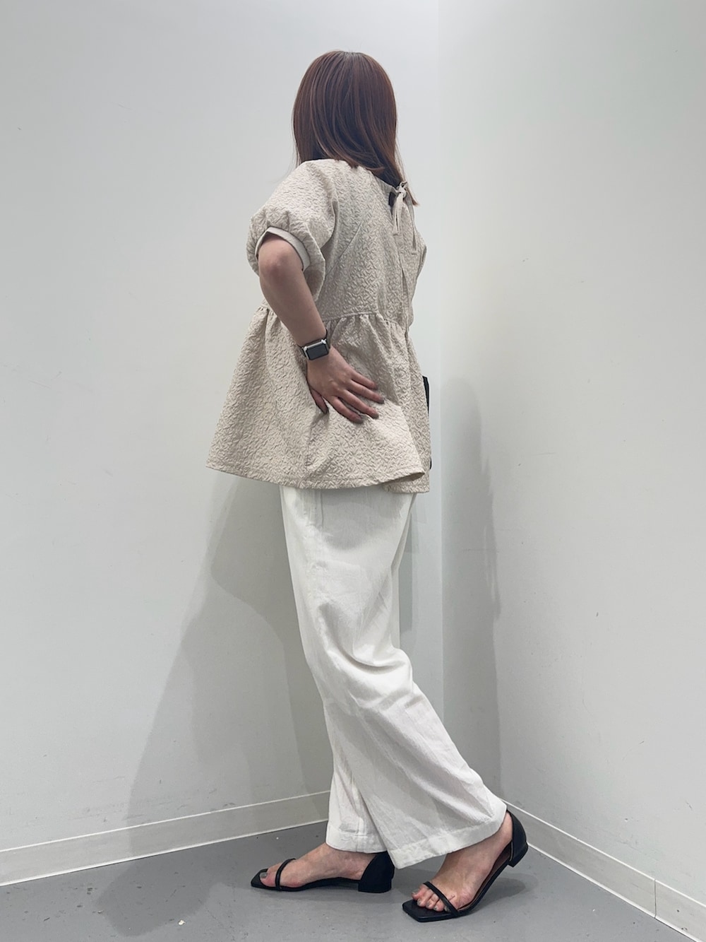 ベージュ系のシャツ/ブラウス、ブラック系のサンダル、ホワイト系のその他パンツを着用したレディースの夏コーディネートの3枚目の写真