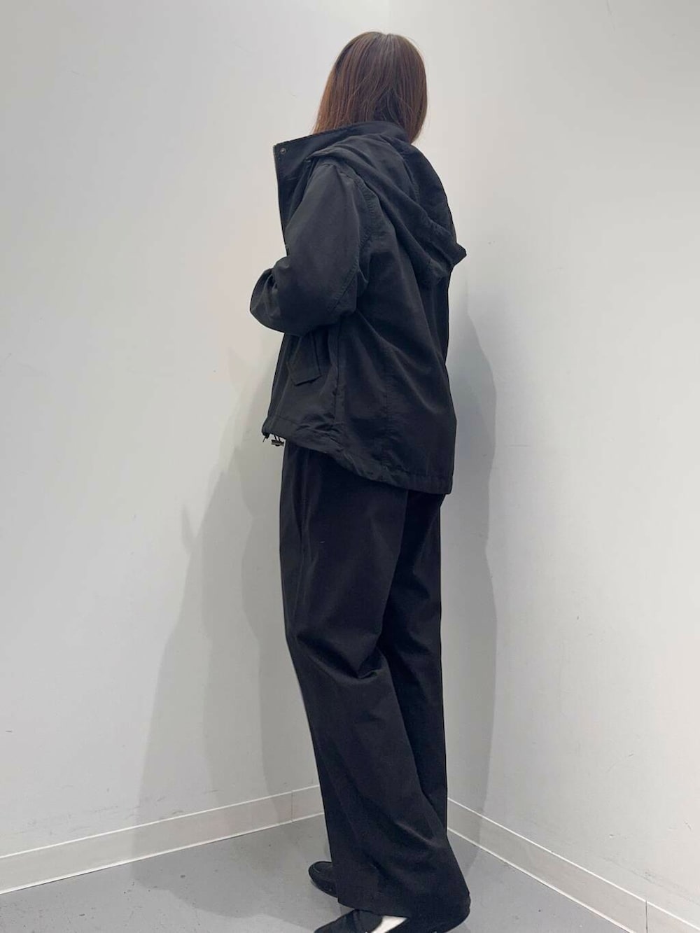 ブラック系のローファー、ベージュ系のTシャツ/カットソー、ブラック系のトートバッグを着用したレディースの春コーディネートの3枚目の写真