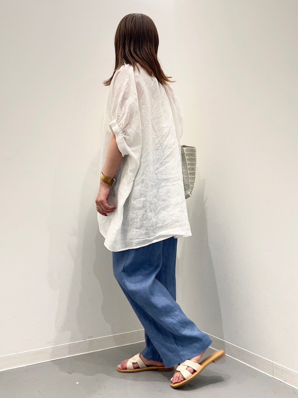 ホワイト系のシャツ/ブラウス、ブルー系のその他パンツ、ベージュ系のトートバッグを着用したレディースの夏コーディネートの3枚目の写真