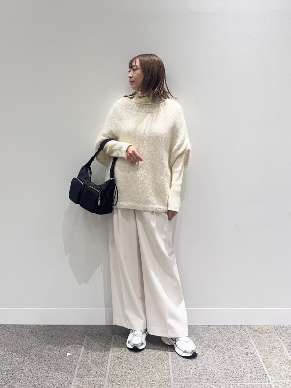 ホワイト系のニット/セーター、ホワイト系のニット/セーター、ホワイト系のその他パンツを着用したレディースの冬コーディネートの4枚目の写真