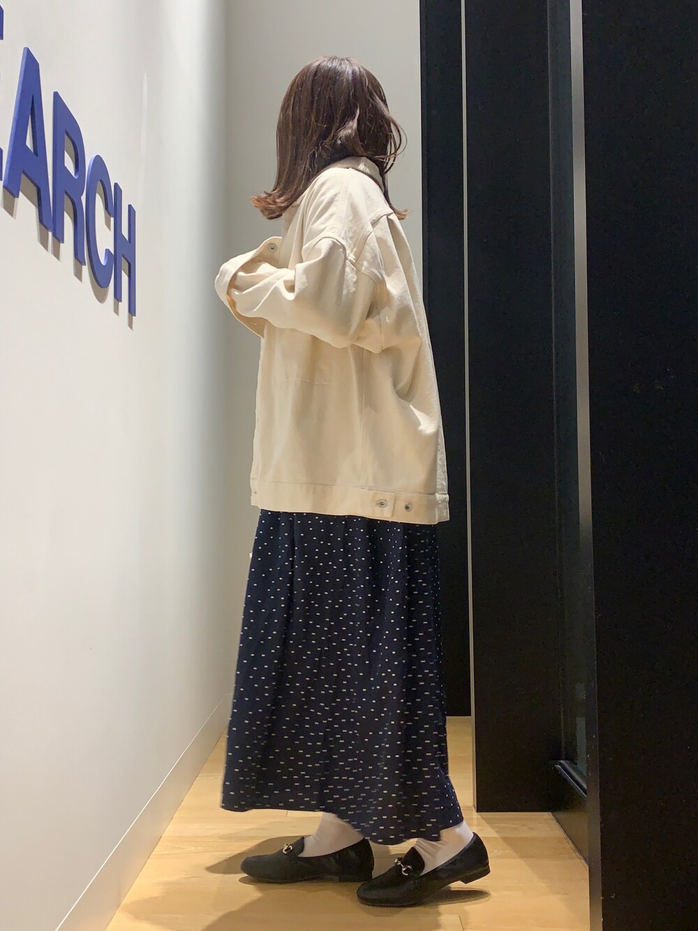 「RODE SKOの【MADE IN JAPAN】ELLA やわビットローファー（ローファー、ブラック系）」を使った、maikoさん（レディース・154cm）の春コーディネートの2枚目の写真
