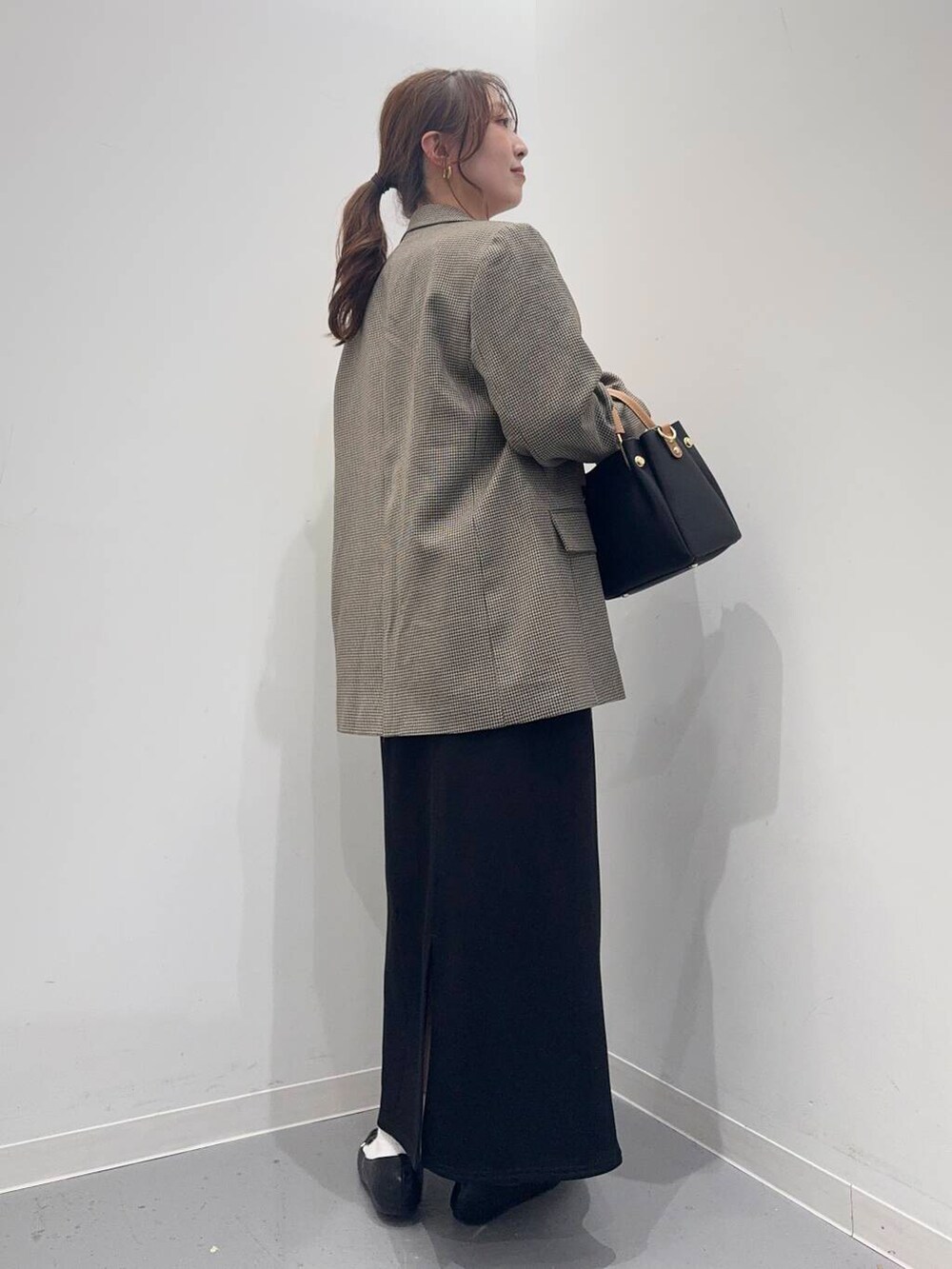 「シンプルコーデ、低身長、newarrival、休日スタイル、低身長コーデ、urstore、154cm、骨格ストレート、イエベ春、30代前半、ストレート×イエベ春、春のジャケットスタイル、寒暖差対策アイテム」|「RODE SKOの『MADE IN JAPAN』スクエアトゥプチメタルローファー(ローファー、ブラック系)」を使った、maikoさん(レディース・154cm)の春コーディネートの4枚目の写真