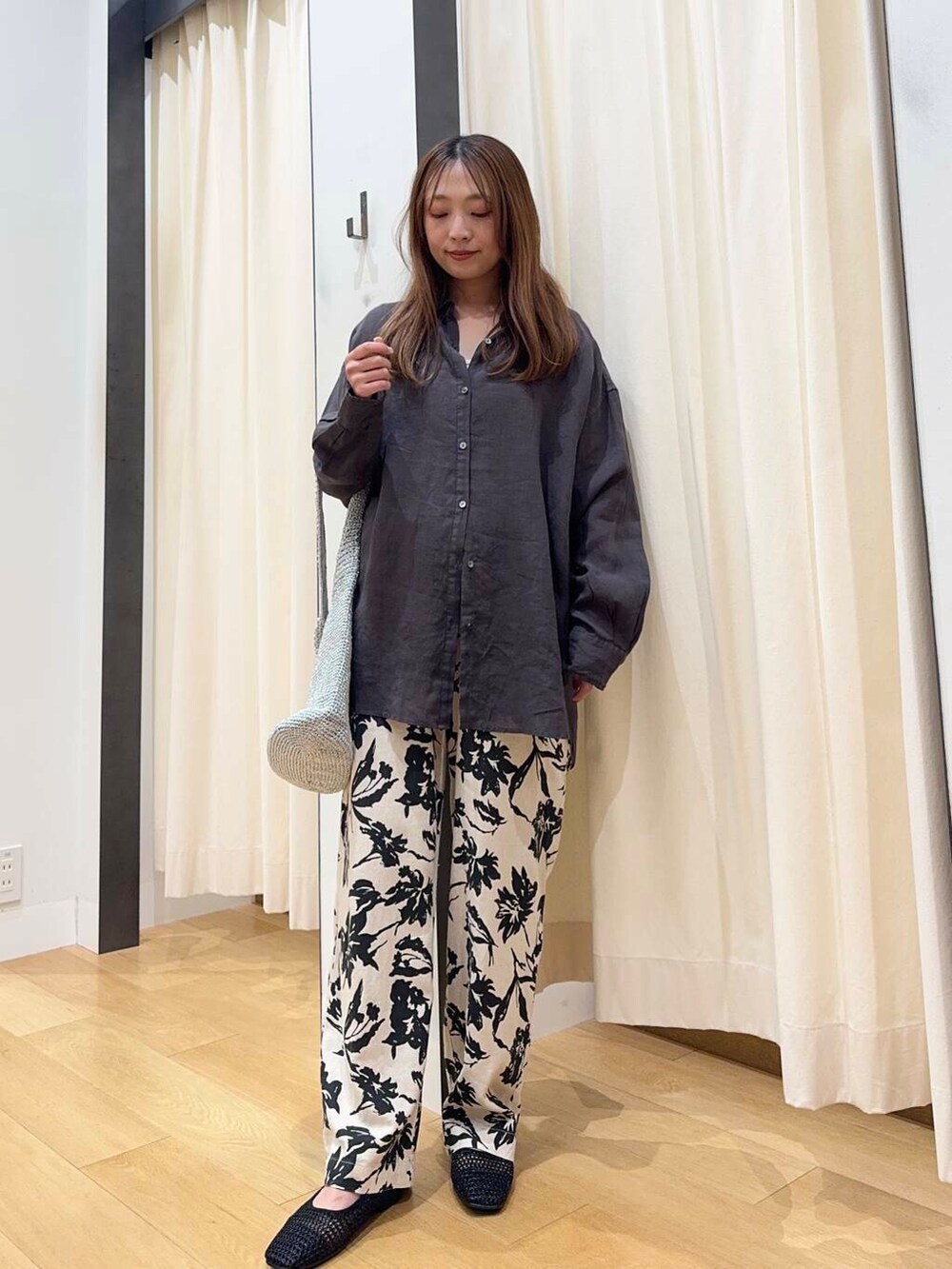 シルバー系のショルダーバッグ、ベージュ系のその他パンツ、ブラック系のバレエシューズを着用したレディースの夏コーディネートの6枚目の写真