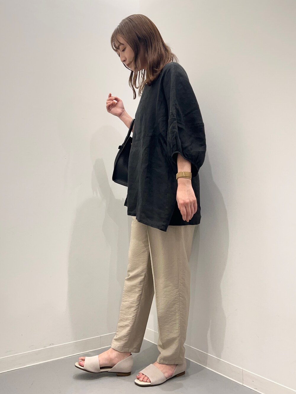 ブラック系のシャツ/ブラウス、ベージュ系のその他パンツ、ホワイト系のサンダルを着用したレディースの夏コーディネートの4枚目の写真