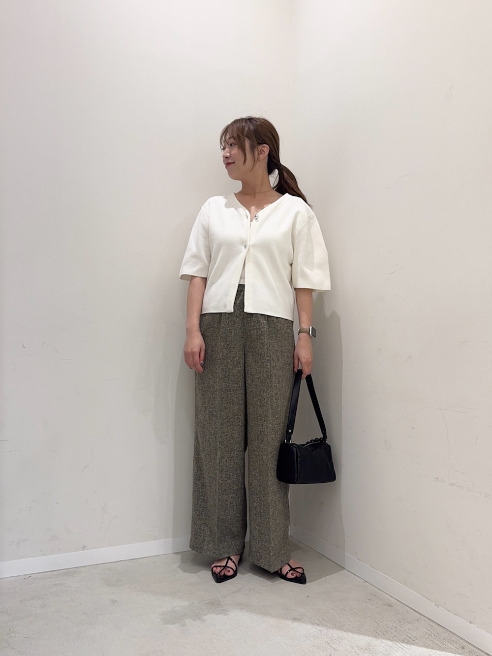 ホワイト系のカーディガン/ボレロ、ベージュ系のその他パンツ、ブラック系のサンダルを着用したレディースの夏コーディネートの5枚目の写真