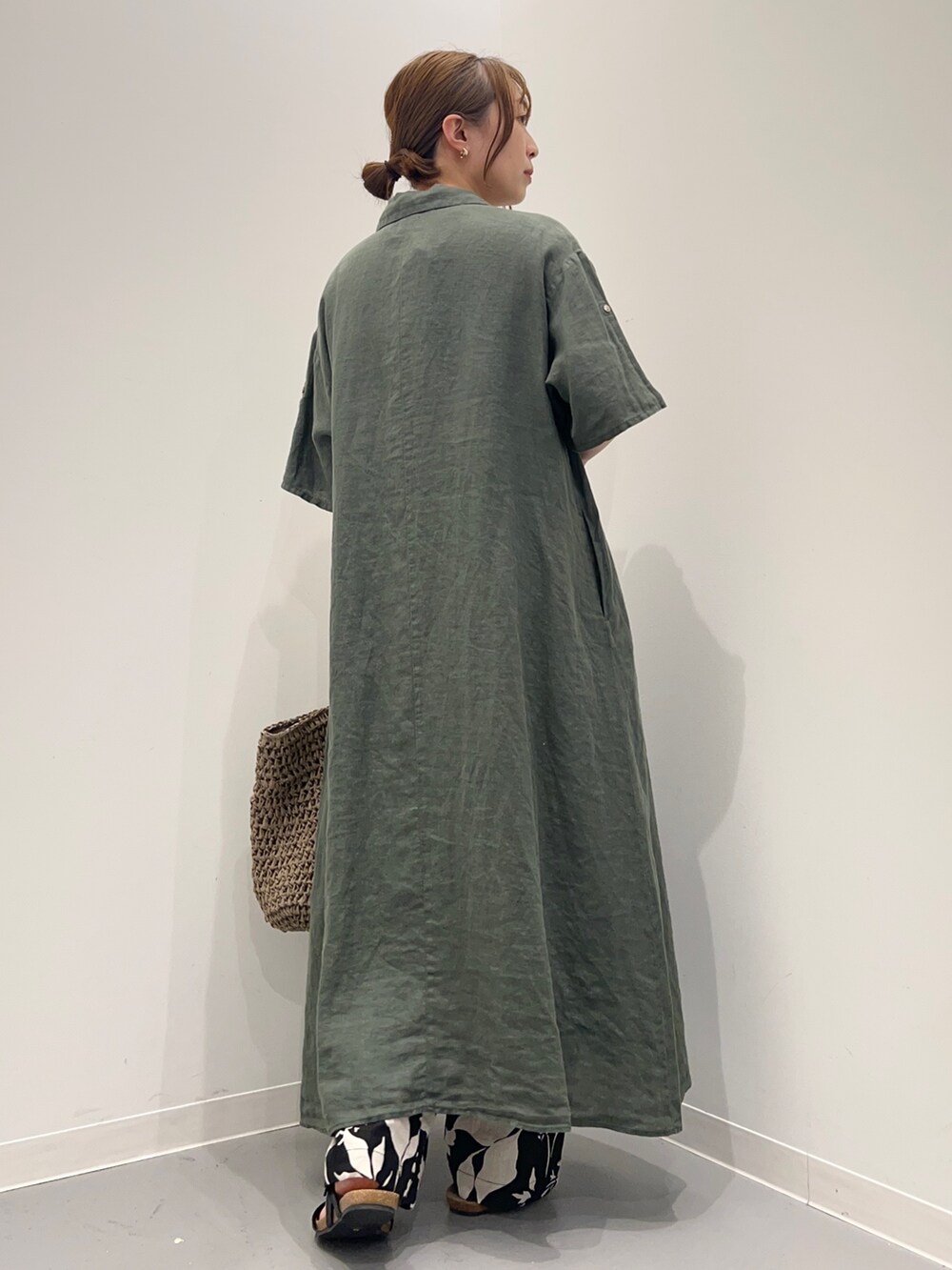 ホワイト系のTシャツ/カットソー、グリーン系のワンピース、ブラック系のその他パンツを着用したレディースの春コーディネートの5枚目の写真