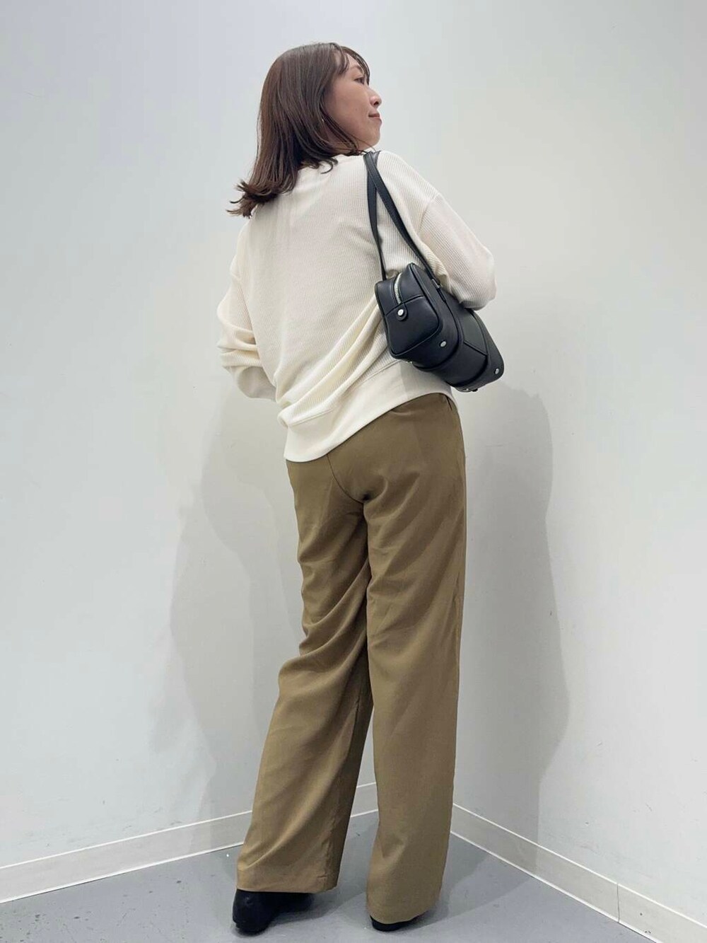 ブラック系のローファー、ベージュ系のカーディガン/ボレロ、イエロー系のその他パンツを着用したレディースの秋コーディネートの3枚目の写真