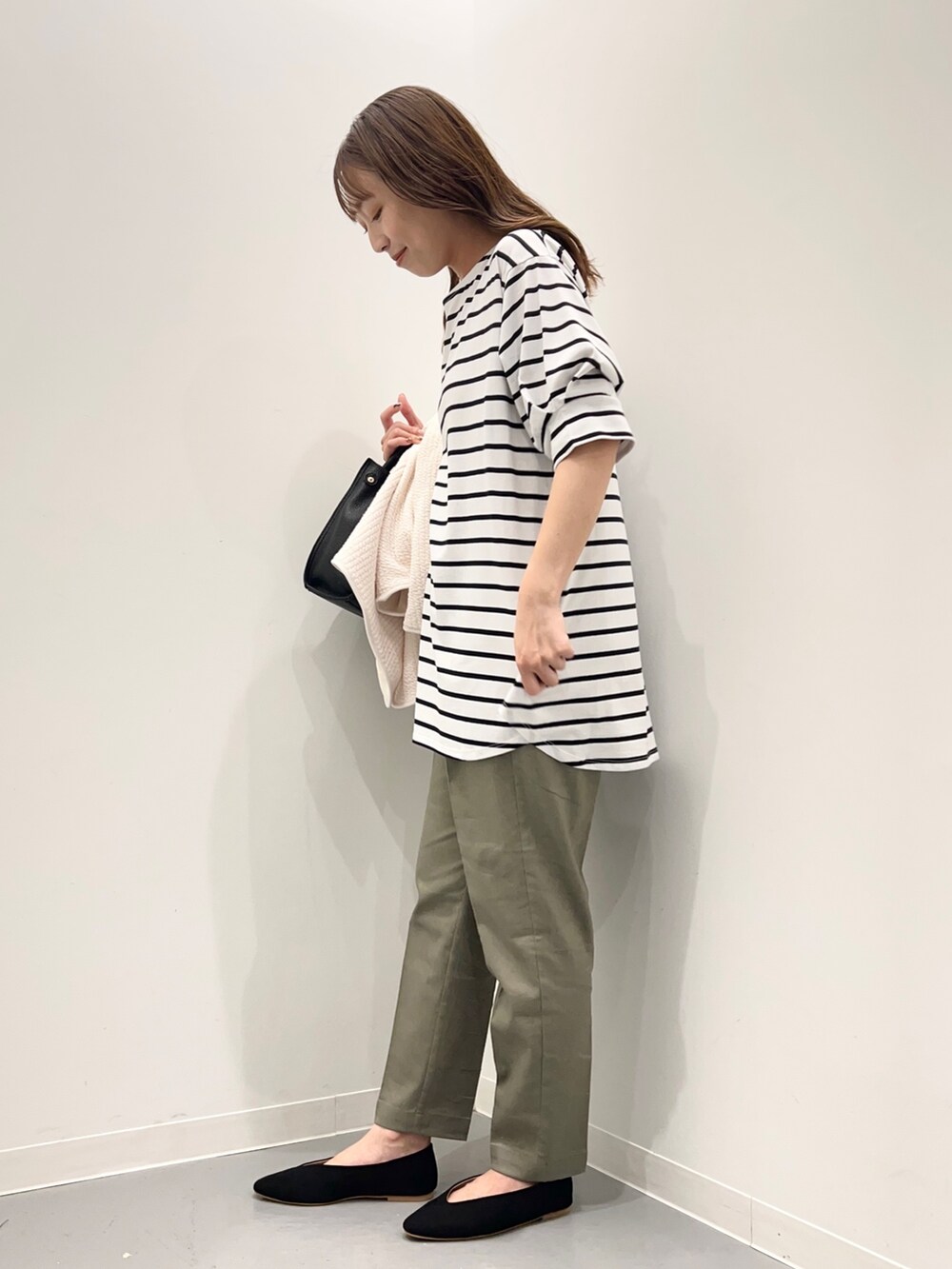 ホワイト系のノーカラージャケット、ブラック系のTシャツ/カットソー、グリーン系のその他パンツを着用したレディースの夏コーディネートの6枚目の写真