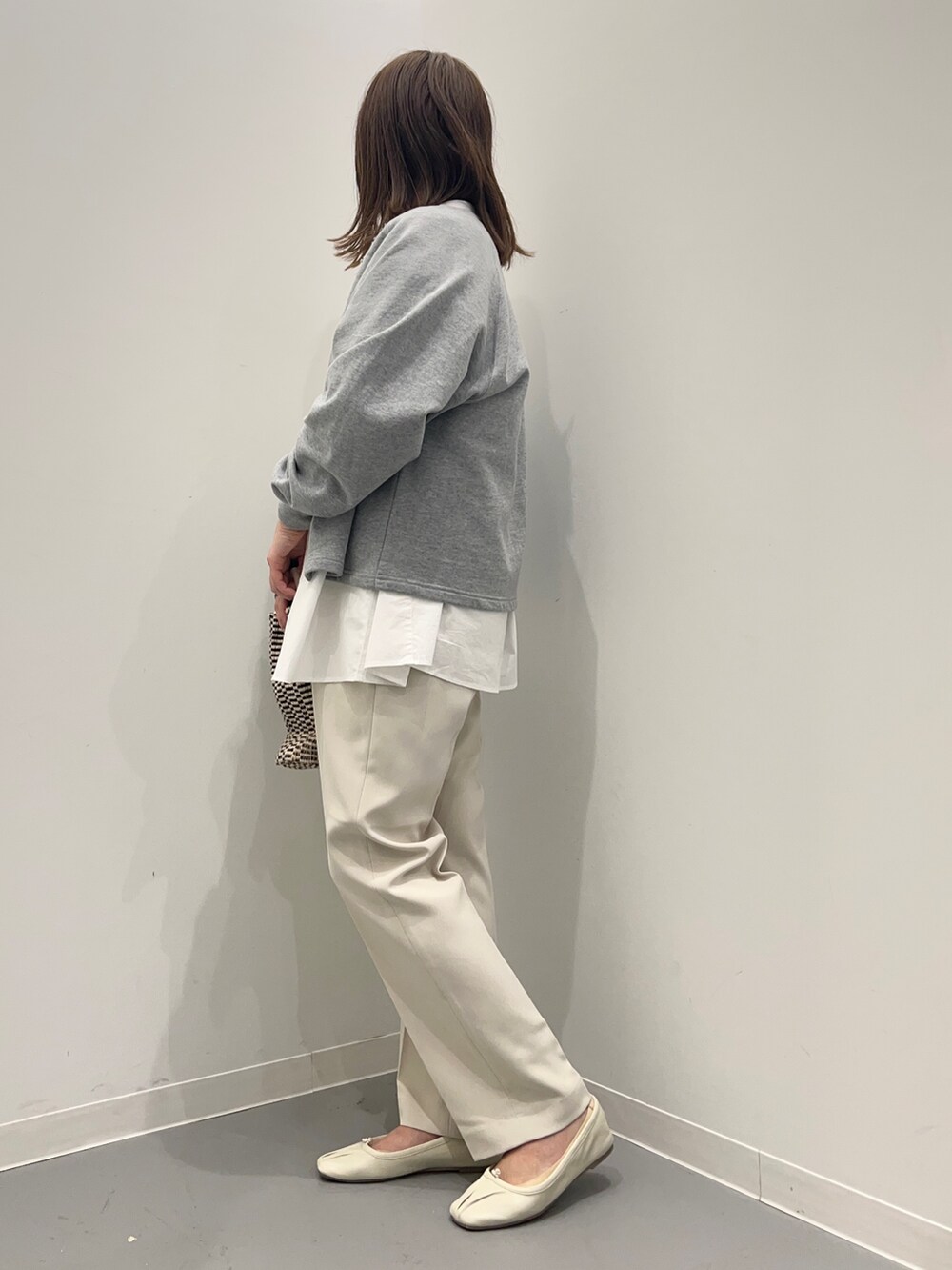 ホワイト系のその他パンツ、ホワイト系のシャツ/ブラウス、グレー系のカーディガン/ボレロを着用したレディースの春コーディネートの4枚目の写真