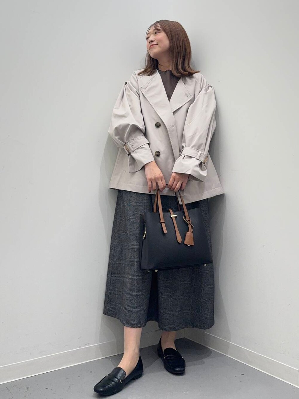 ブラック系のローファー、ブラック系のトートバッグ、その他のワンピースを着用したレディースの秋コーディネートの3枚目の写真