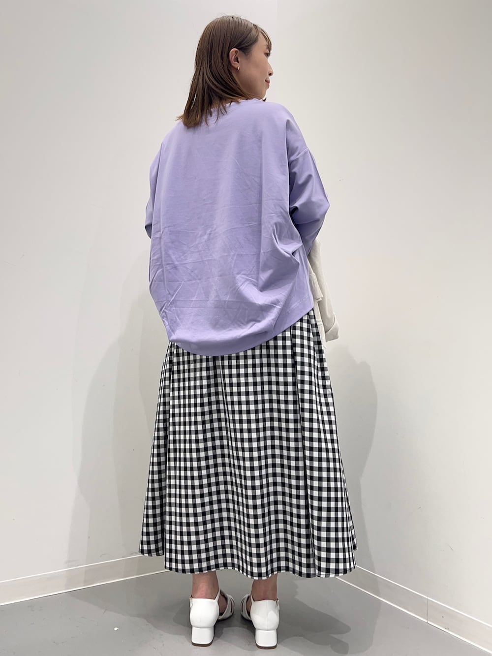 その他のスカート、パープル系のTシャツ/カットソーを着用したレディースの春コーディネートの4枚目の写真