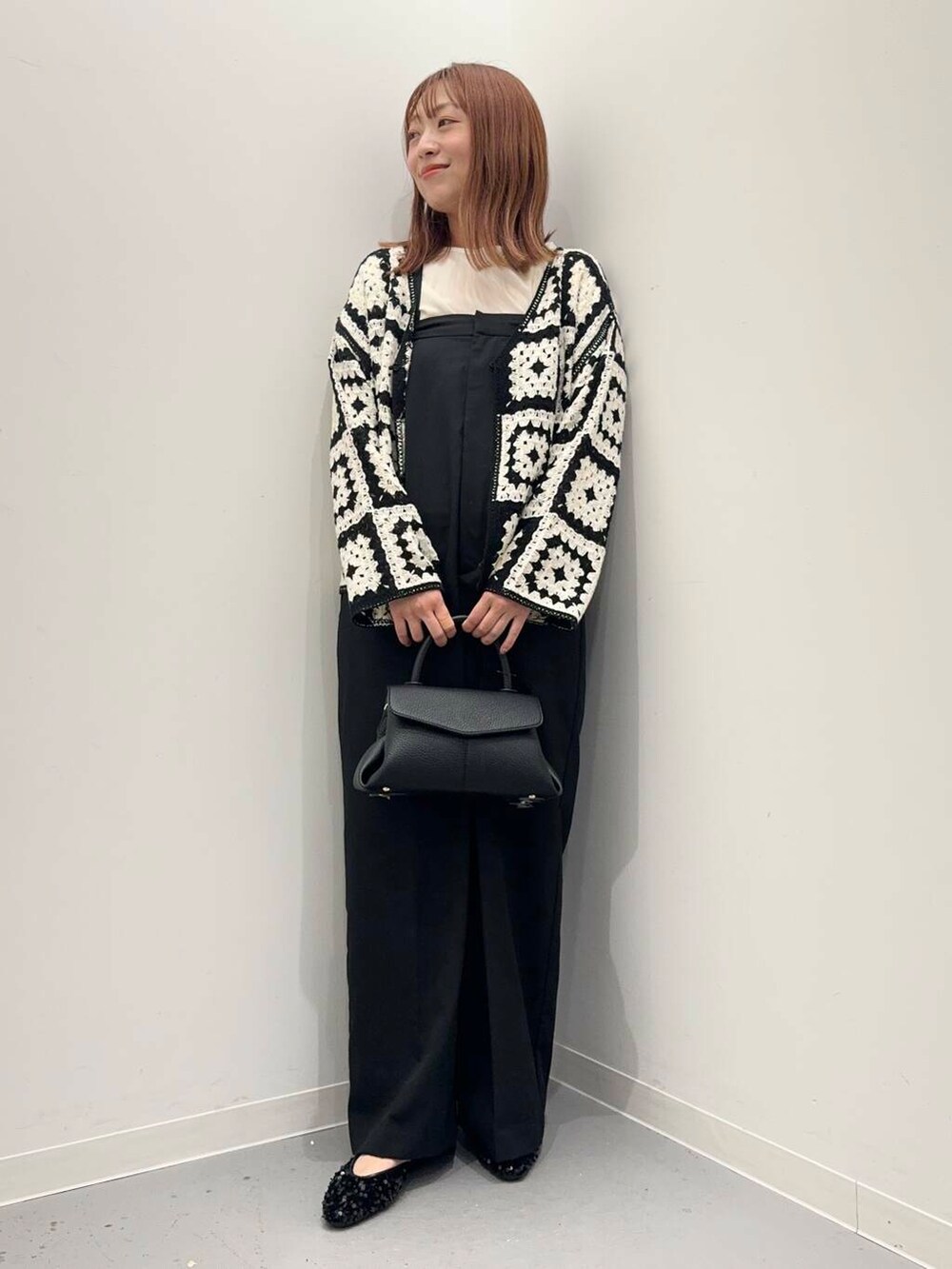 ブラック系のショルダーバッグ、ホワイト系のカーディガン/ボレロ、ブラック系のその他シューズを着用したレディースの夏コーディネートの4枚目の写真