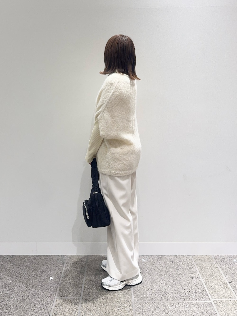 ホワイト系のニット/セーター、ホワイト系のニット/セーター、ホワイト系のその他パンツを着用したレディースの冬コーディネートの2枚目の写真