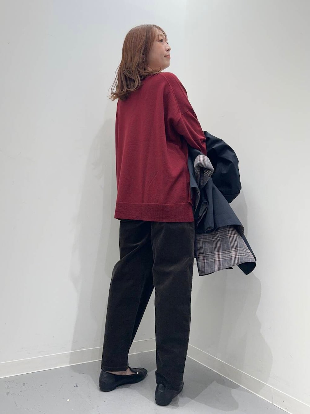 ブラック系のローファー、ブラック系のトートバッグ、ブルー系のステンカラーコートを着用したレディースの秋コーディネートの7枚目の写真