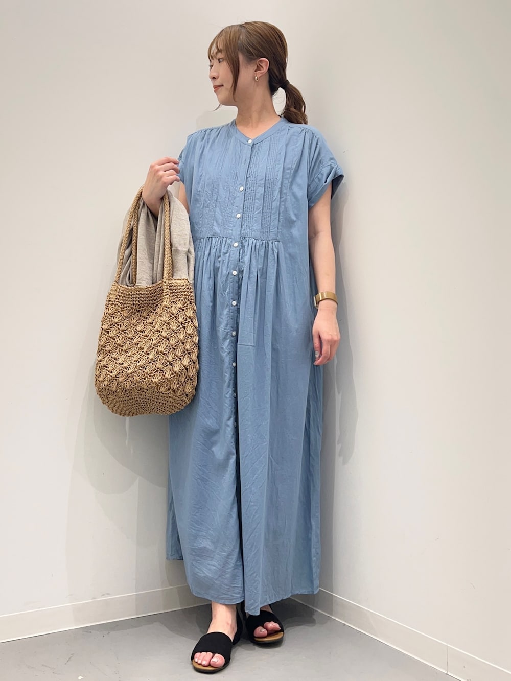 ブルー系のワンピース、ベージュ系のかごバッグ、ベージュ系のカーディガン/ボレロを着用したレディースの春コーディネートの2枚目の写真