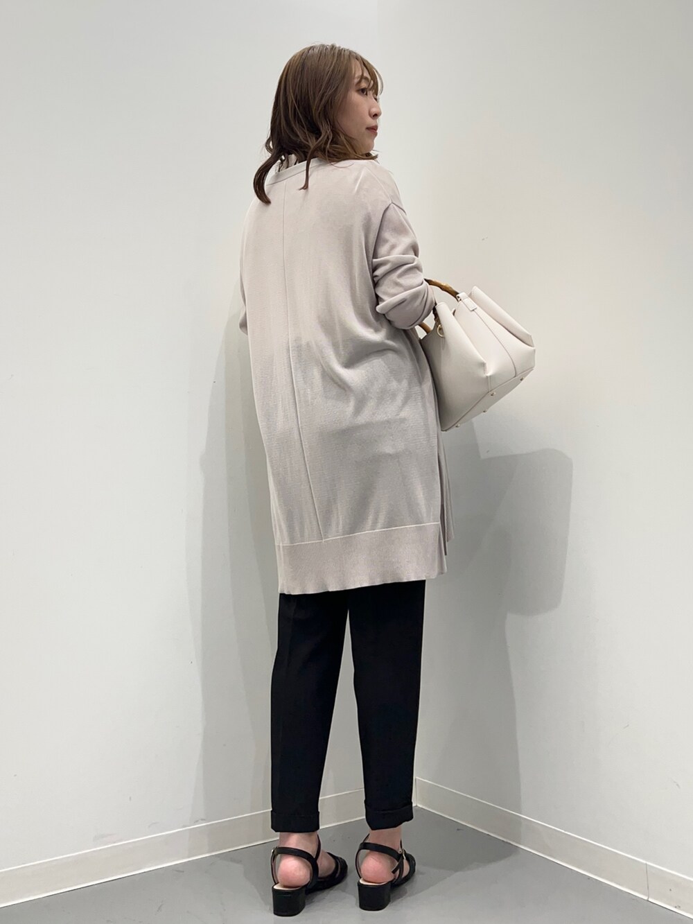 グレー系のカーディガン/ボレロ、ホワイト系のシャツ/ブラウス、ブラック系のその他パンツを着用したレディースの春コーディネートの3枚目の写真