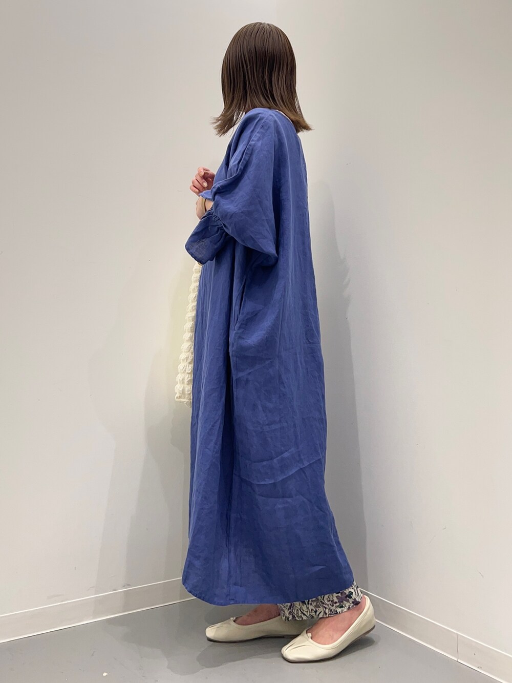 ブルー系のワンピース、パープル系のその他パンツ、ホワイト系のトートバッグを着用したレディースの春コーディネートの4枚目の写真