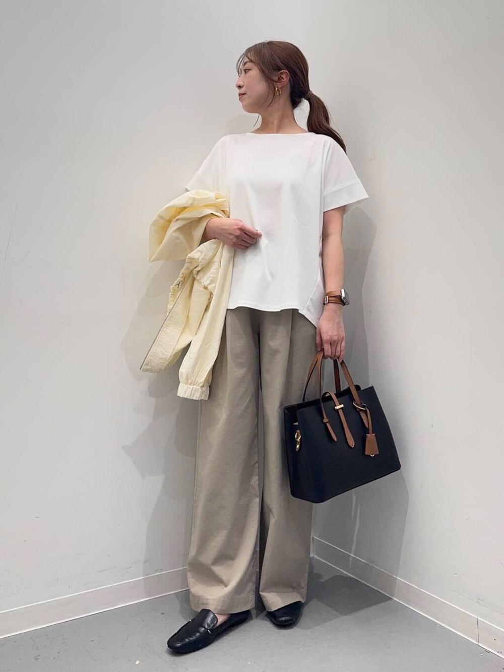 「シンプルコーデ、低身長、newarrival、休日スタイル、低身長コーデ、urstore、154cm、骨格ストレート、イエベ春、30代前半、最旬オフィスコーデ、ストレート×イエベ春、サマシェア」｜「RODE SKOの『MADE IN JAPAN』スクエアトゥプチメタルローファー（ローファー、ブラック系）」を使った、maikoさん（レディース・154cm）の春コーディネートの3枚目の写真