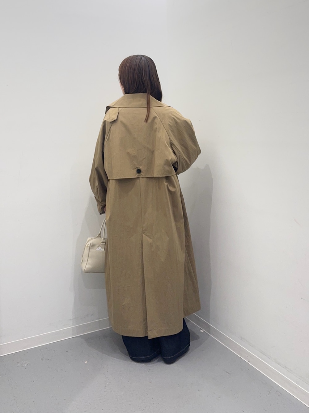 ベージュ系のその他アウター、ブラック系のシャツ/ブラウス、ブルー系のデニムパンツを着用したレディースの春コーディネートの3枚目の写真