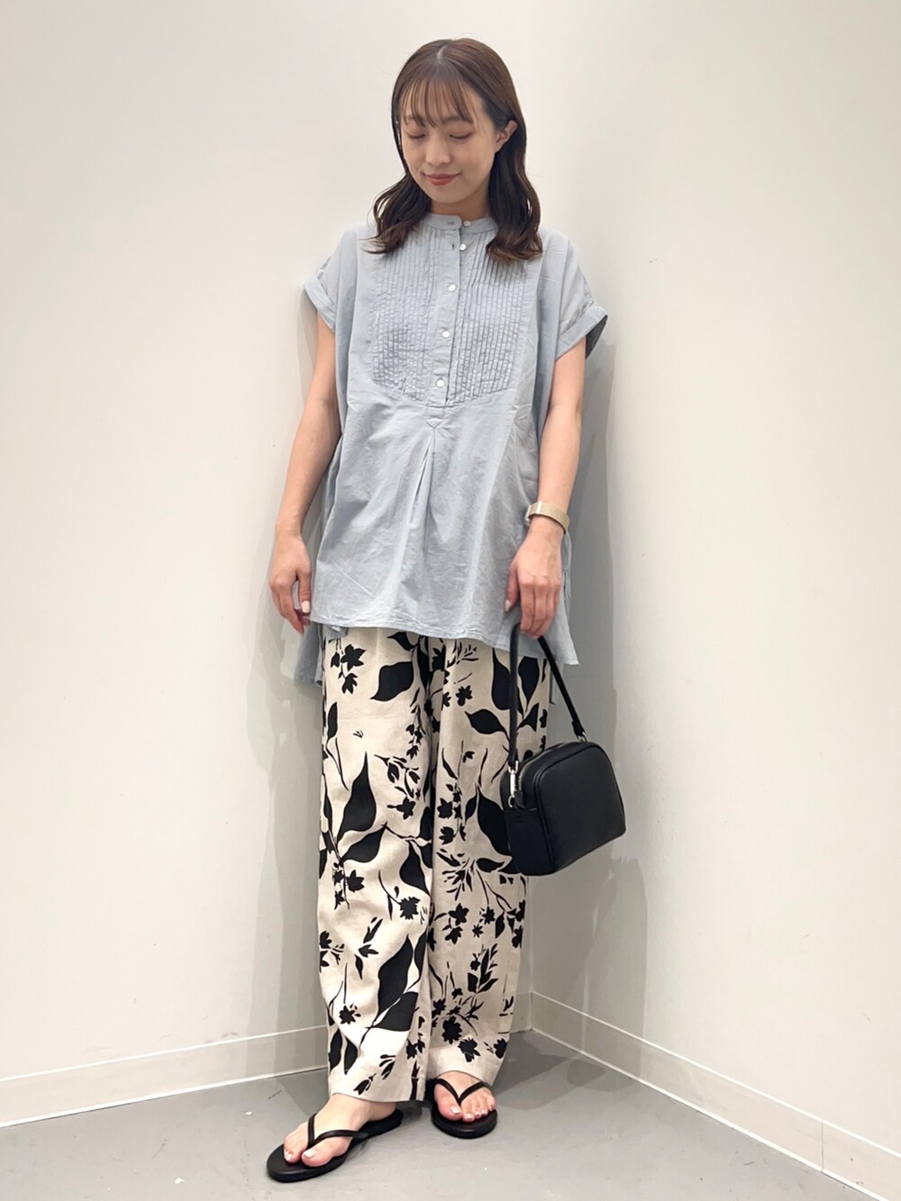 その他のトップス、ベージュ系のその他パンツ、ブラック系のショルダーバッグを着用したレディースの夏コーディネートの2枚目の写真