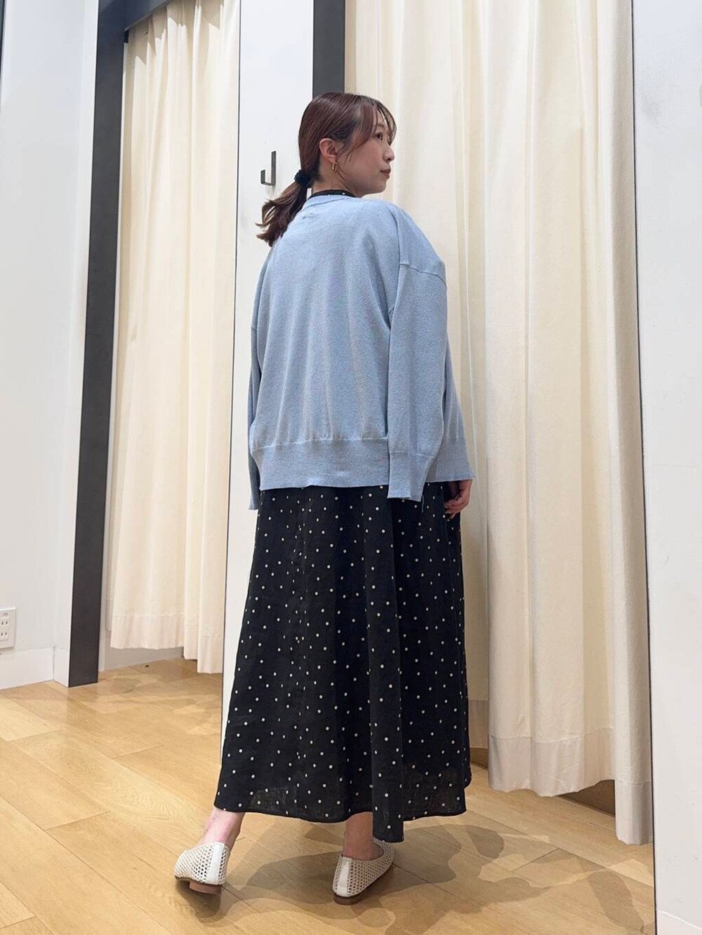 「シンプルコーデ、低身長、newarrival、休日スタイル、低身長コーデ、ワンピースコーデ、urstore、154cm、旅行コーデ、骨格ストレート、イエベ春、30代前半、ストレート×イエベ春、ワンピース✕低身長」｜「URBAN RESEARCH DOORSのリネンドットフレアワンピース（ワンピース、ブラック系）」を使った、maikoさん（レディース・154cm）の夏コーディネートの4枚目の写真