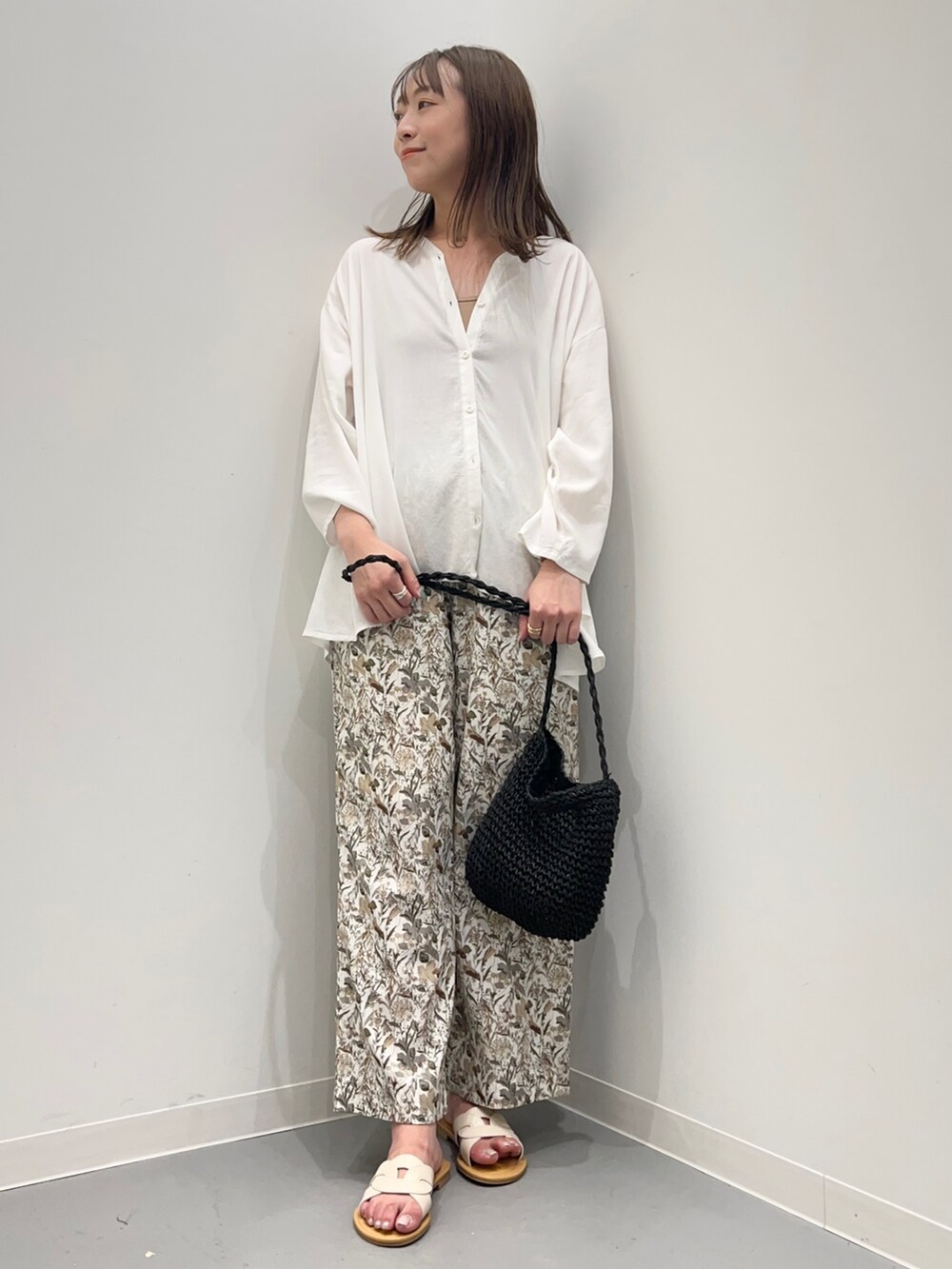 ホワイト系のシャツ/ブラウス、ブラウン系のタンクトップ、ホワイト系のその他パンツを着用したレディースの夏コーディネートの3枚目の写真