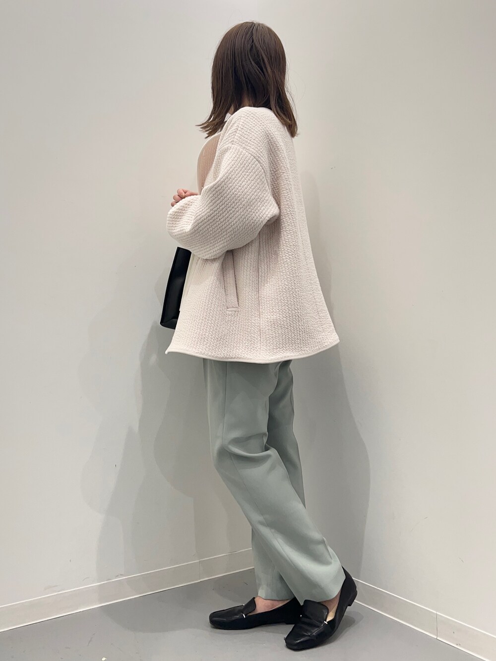 ベージュ系のシャツ/ブラウス、ホワイト系のノーカラージャケット、グリーン系のその他パンツを着用したレディースの春コーディネートの7枚目の写真