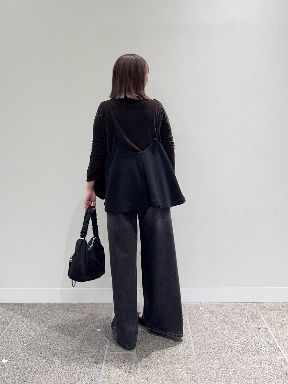 ブラック系のキャミソール、ブラウン系のTシャツ/カットソー、ブラック系のパンプスを着用したレディースの秋コーディネートの4枚目の写真